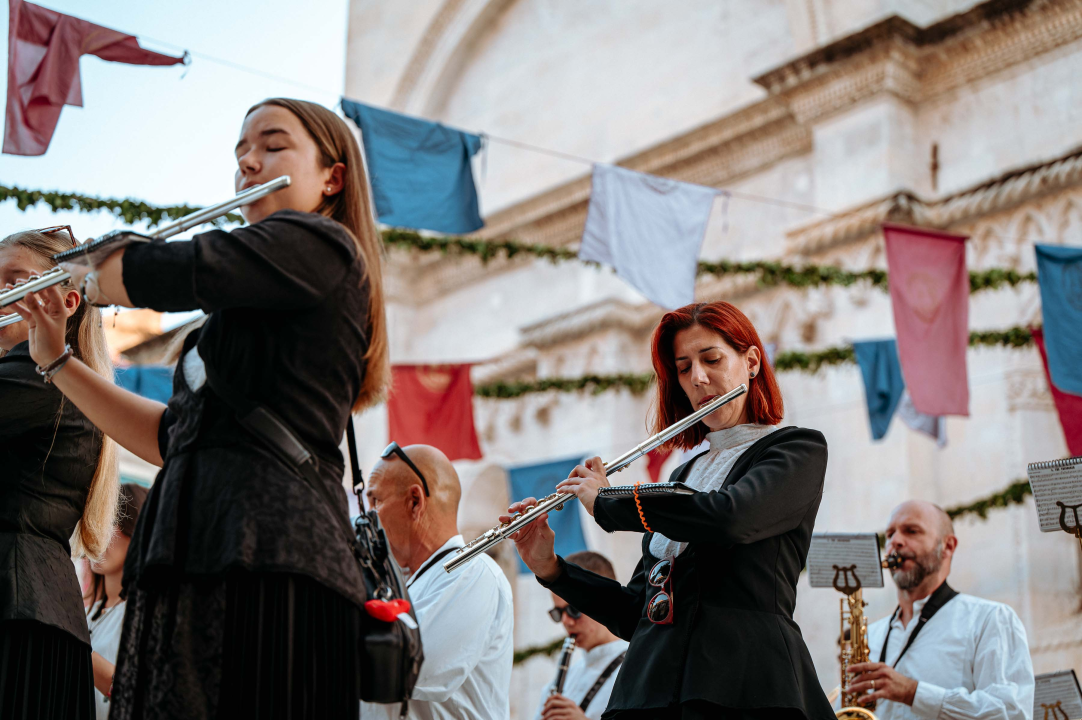 Promenada Šibenske narodne glazbe starom gradskom jezgrom oduševila prolaznike