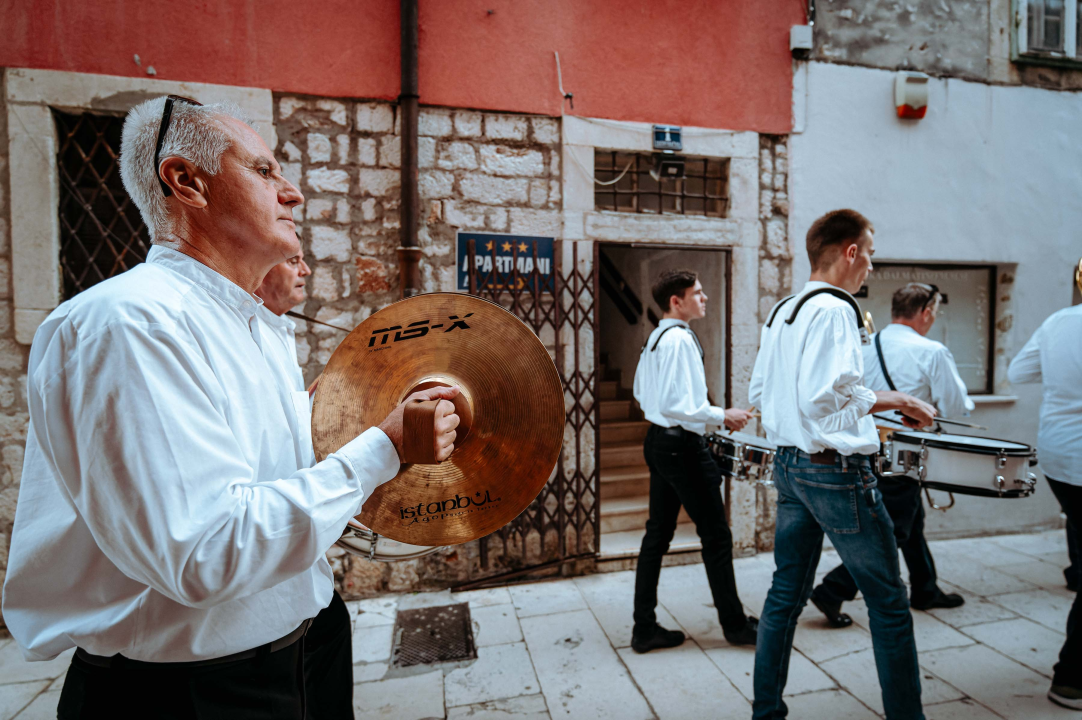 Promenada Šibenske narodne glazbe starom gradskom jezgrom oduševila prolaznike