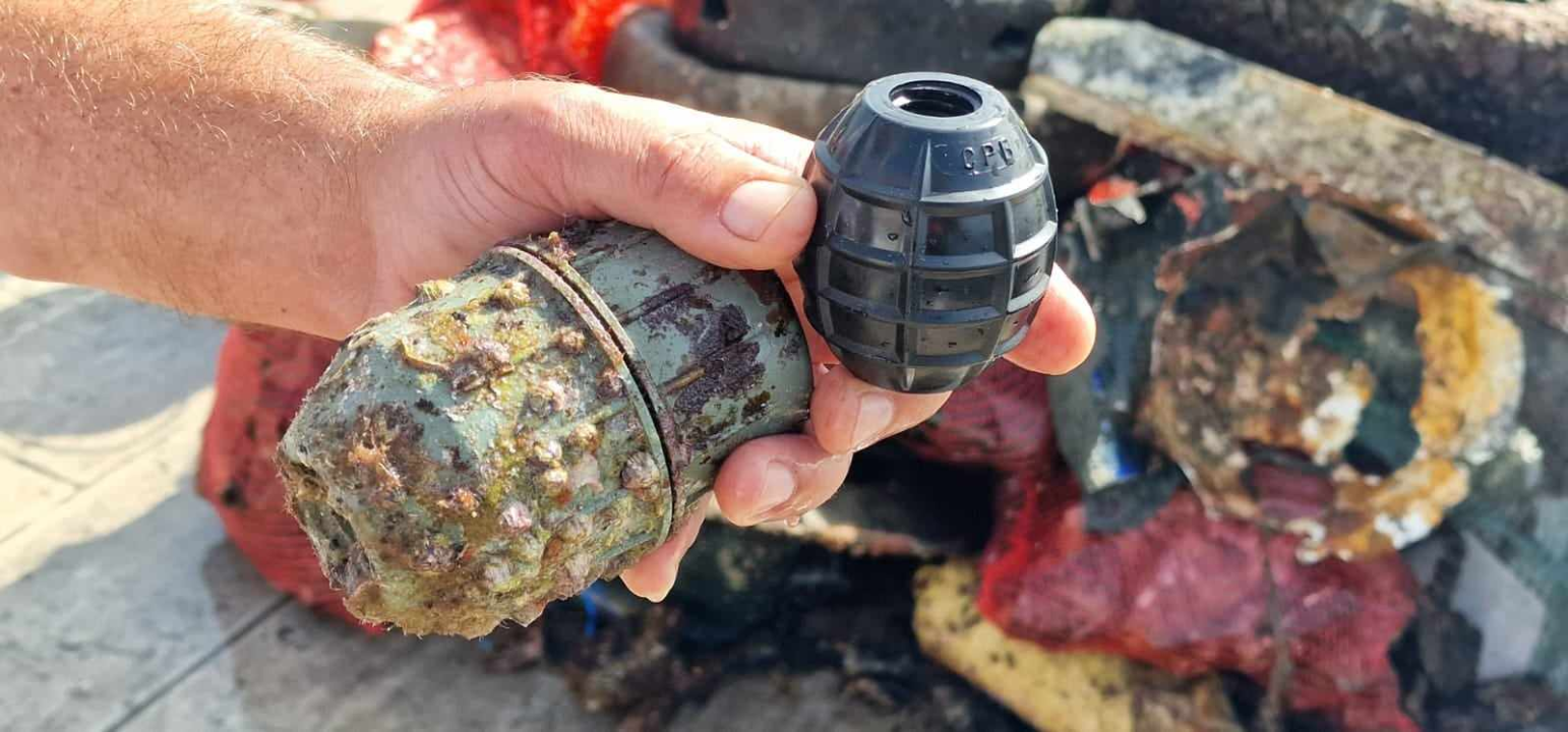 Jutros povodom Dana grada čišćeno podmorje šibenske rive: Među puno smeća pronađena pa deaktivirana ručna bomba