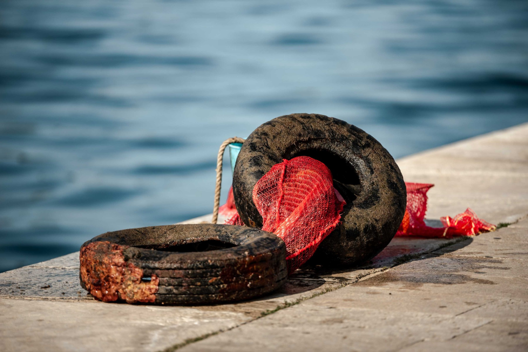 Jutros povodom Dana grada čišćeno podmorje šibenske rive: Među puno smeća pronađena pa deaktivirana ručna bomba