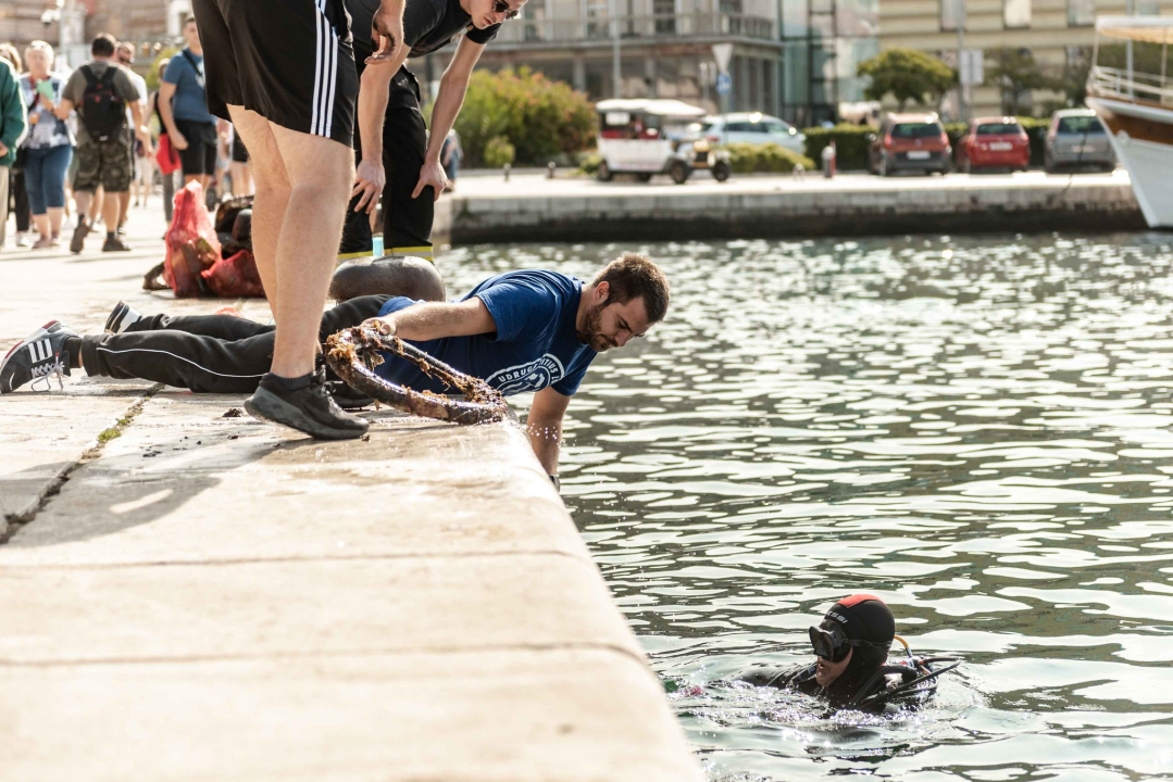 Jutros povodom Dana grada čišćeno podmorje šibenske rive: Među puno smeća pronađena pa deaktivirana ručna bomba