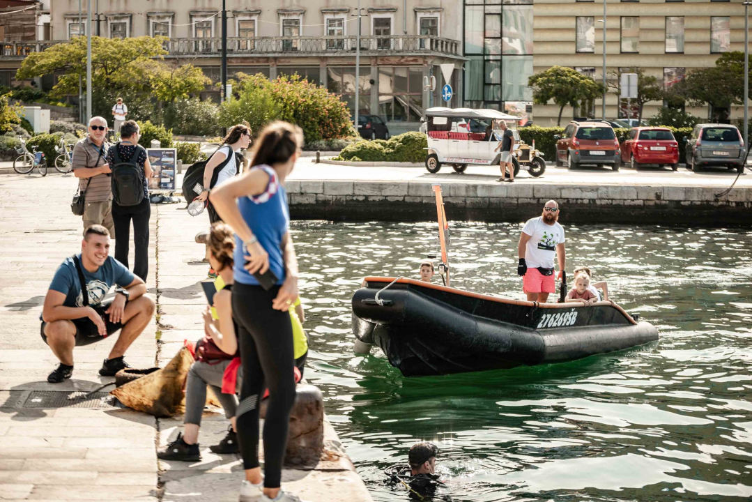 Jutros povodom Dana grada čišćeno podmorje šibenske rive: Među puno smeća pronađena pa deaktivirana ručna bomba