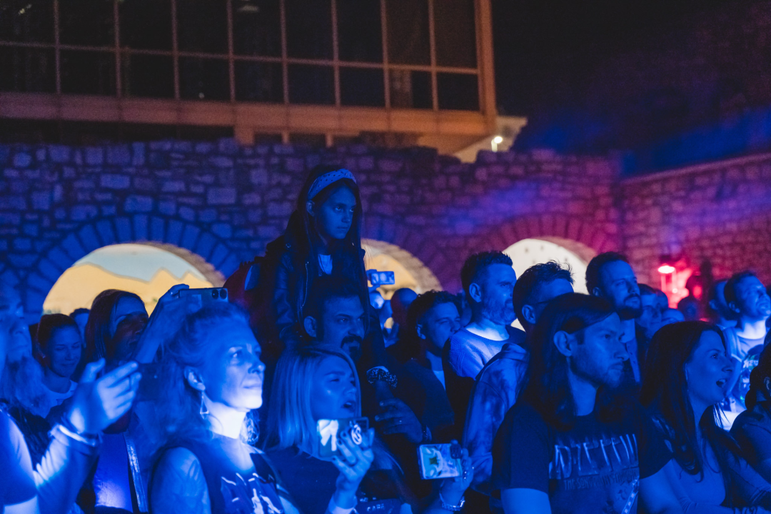 Dino Jelusić zatvorio ‘Bablje ljeto’ u Šibeniku, pogledajte atmosferu s koncerta