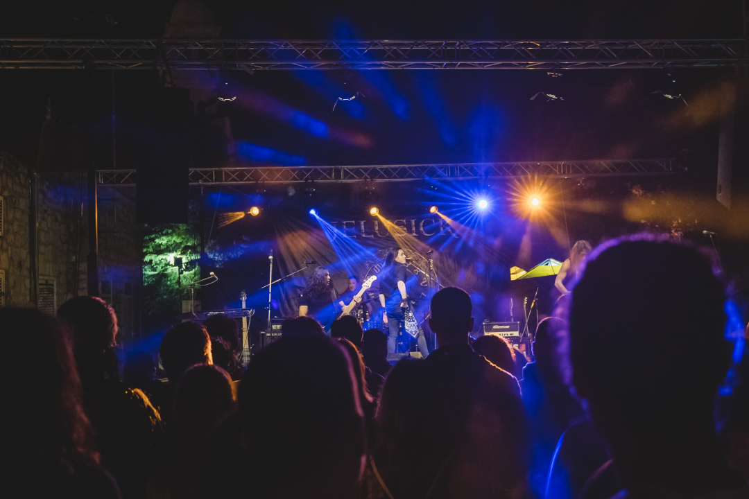 Dino Jelusić zatvorio ‘Bablje ljeto’ u Šibeniku, pogledajte atmosferu s koncerta