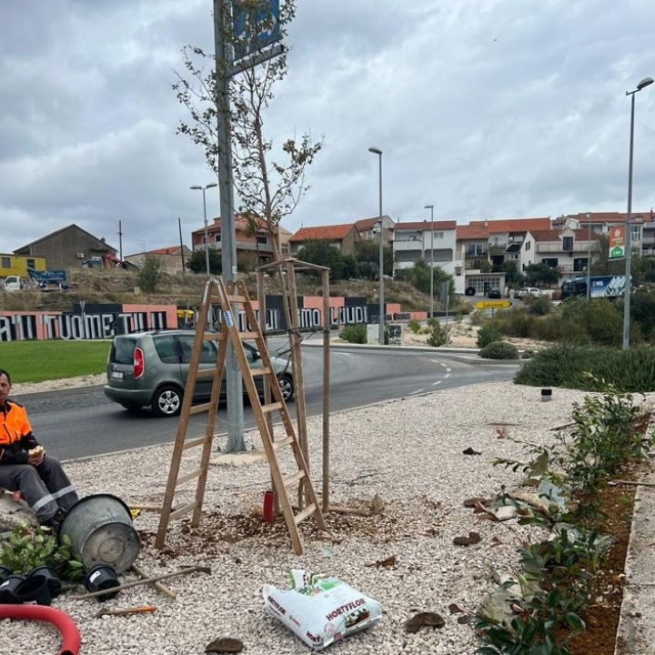 Zeleni grad uređuje kružni tok na Meterizama: Postavljen sustav navodnjavanja