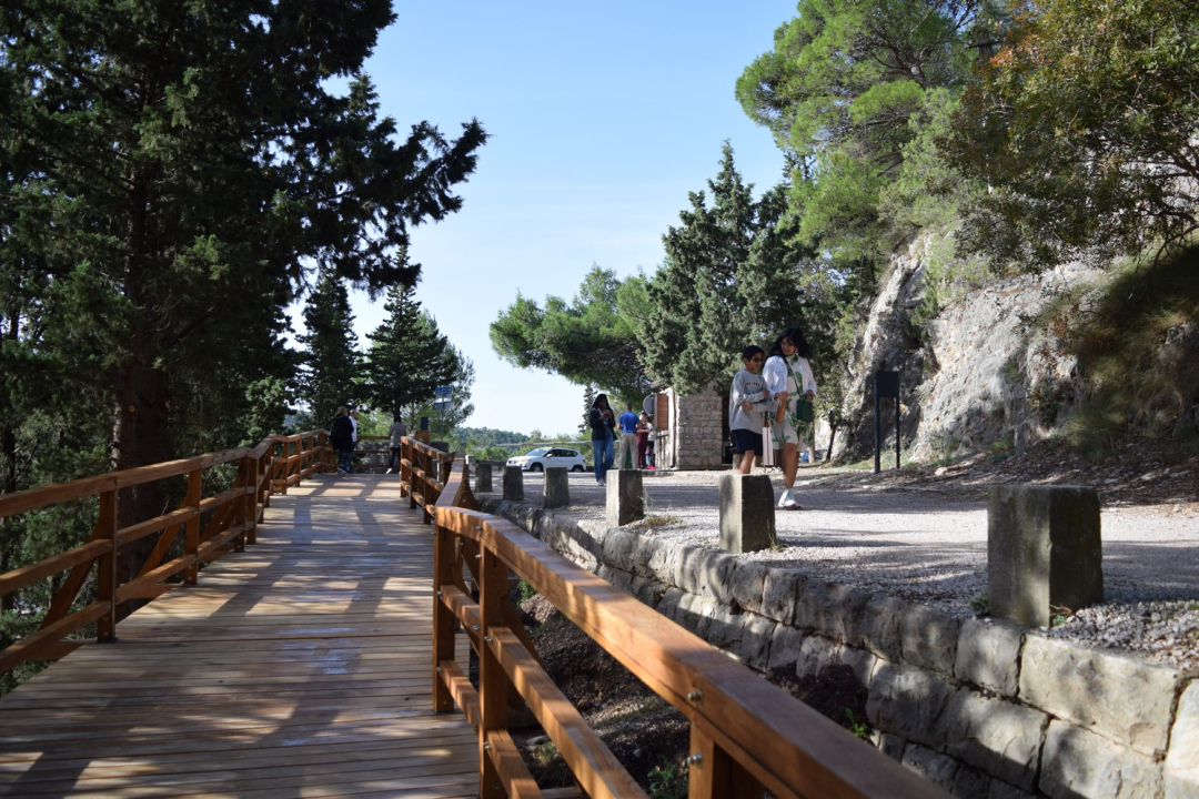 Završeni radovi na uređenju pješačke staze ispod Skradinskog mosta