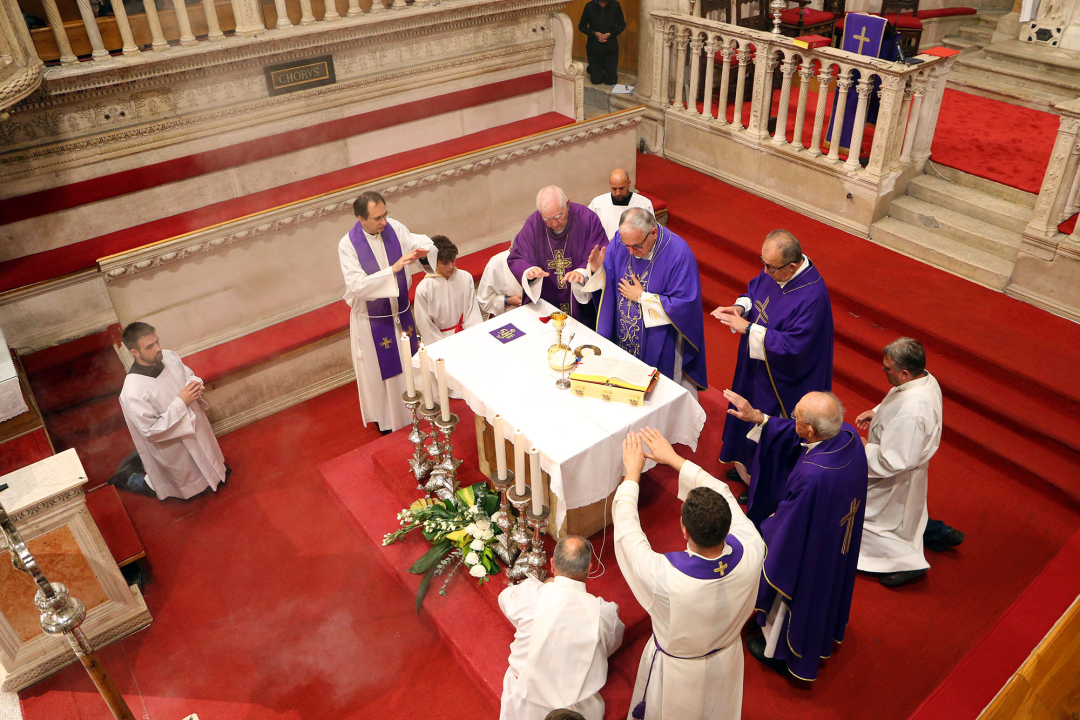 Biskup Rogić predvodio misu za preminule biskupe, svećenike i redovnice