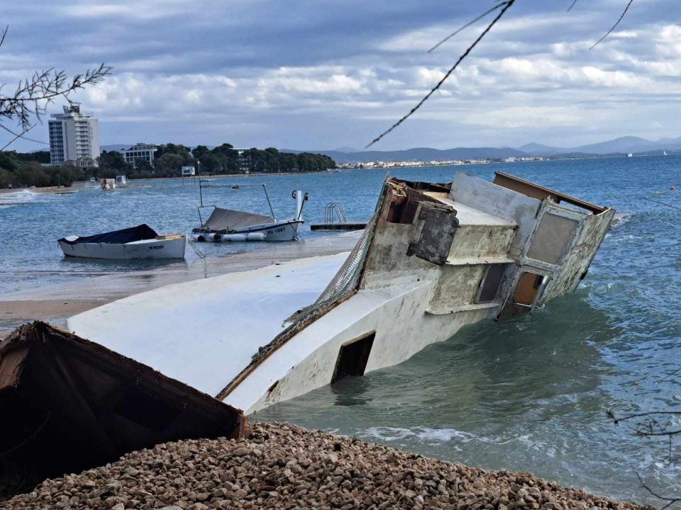 U nevremenu stradao brod u Vodicama 