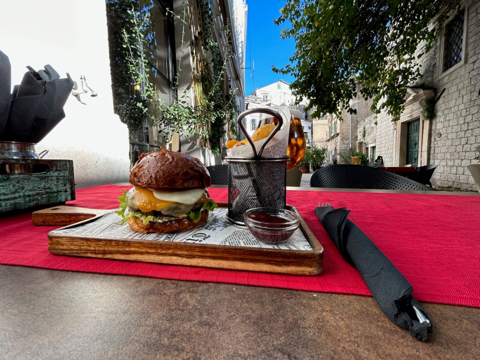 Bistro Bava vas nagrađuje na danima burgera!