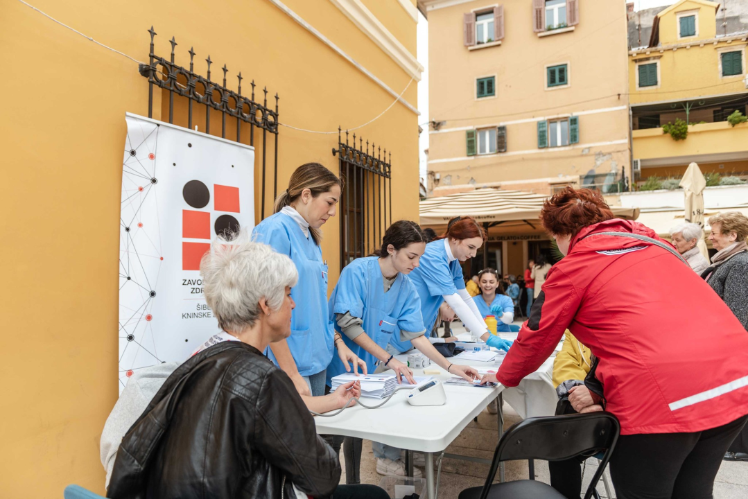 Međunarodni dan šećerne bolesti: Učenice Medicinske škole mjerile Šibenčanima šećer u krvi