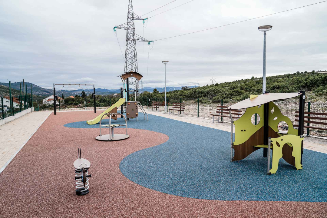 Izgrađeno novo dječje igralište u Danilo Birnju 