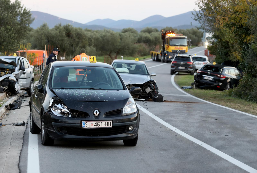 Lančani sudar u Donjem Polju: Sudarilo se šest vozila, tri osobe zatražile liječničku pomoć