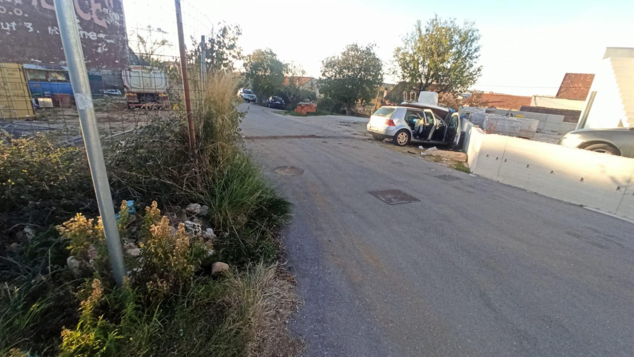 Vozačica u Ražinama udarila u vozilo ispred, sletjela s ceste, probila ogradu i završila u zidu kuće