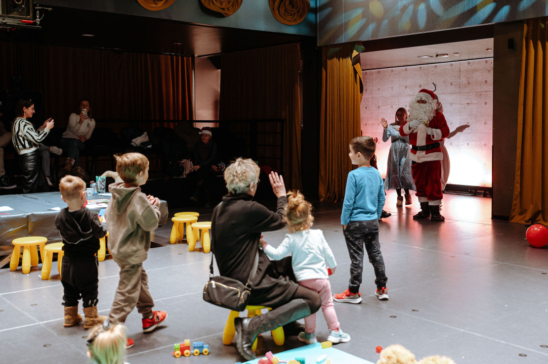Arsenturica pun pogodak: Djeca uživala u radionicama i predstavi, a posjetio ih je i Djed Božićnjak