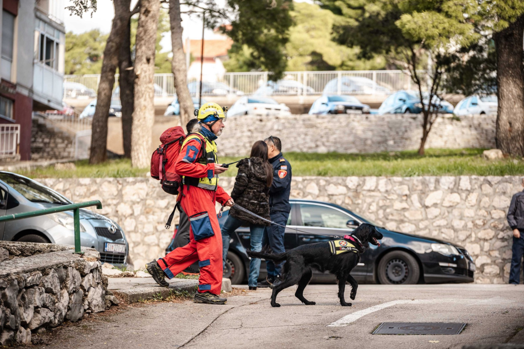 Živahno je bilo u Cvjetnom domu: 'Intervenirali' vatrogasci, HGSS-ovci, Crveni križ, policija… 