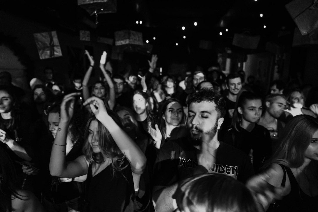 Svemirko sletio u Azimut i synth-pop hitovima rasplesao krcat podij