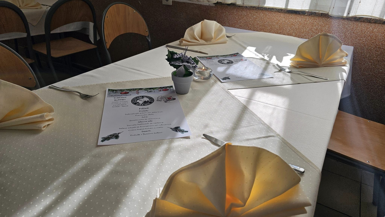 Moto klub Adventure Šibenik ispred pučke kuhinje spremio gozbu za potrebite 