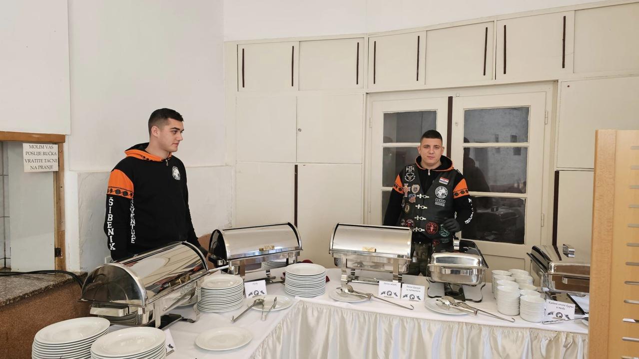 Moto klub Adventure Šibenik ispred pučke kuhinje spremio gozbu za potrebite 