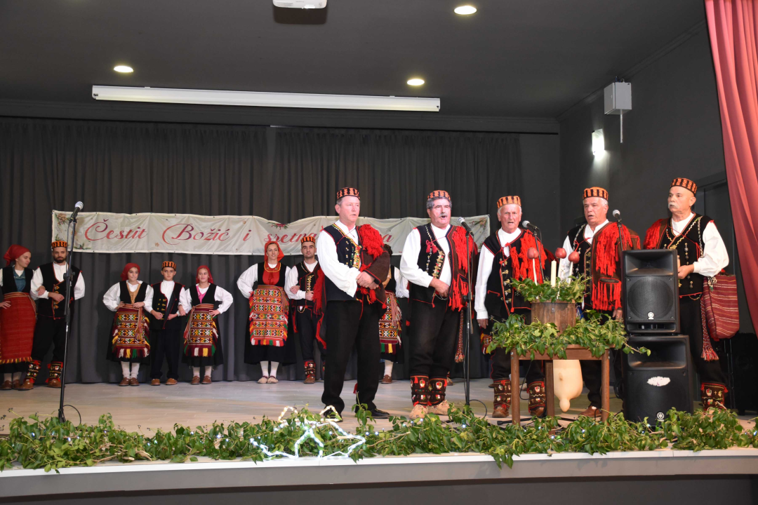 U Unešiću održan božićno-novogodišnji program 'Geni, geni kameni'