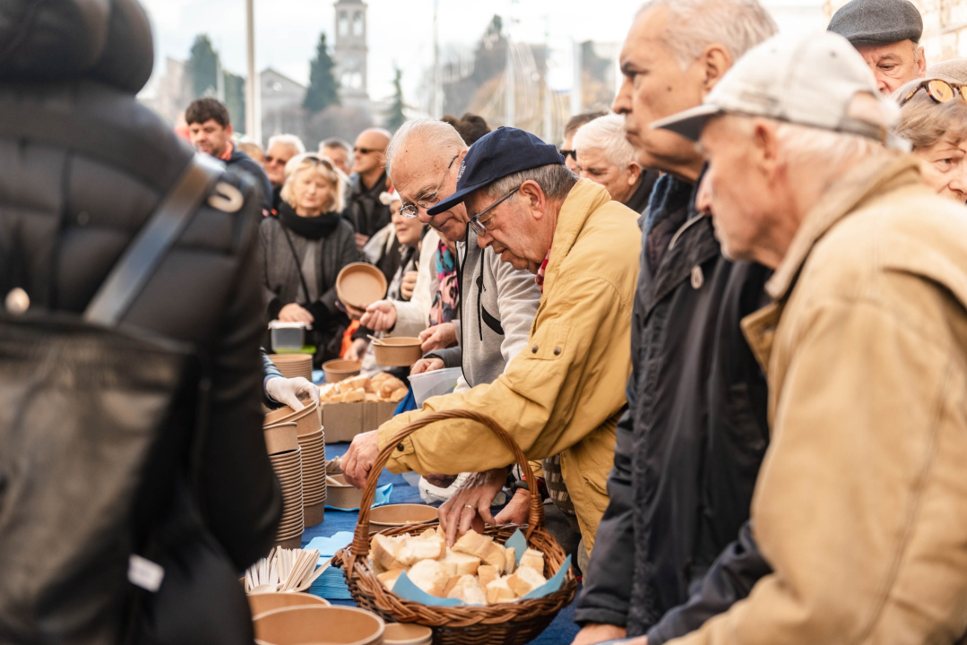 Kod kazališta podijeljeno tisuću porcija bakalara iz mega-teće: Ove godine nije bilo ni stampeda 