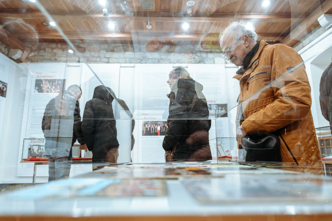  U Muzeju otvorena fenomenalna izložba ‘Važna je emocija, a ne note! Kazivanja o šibenskim klapama’