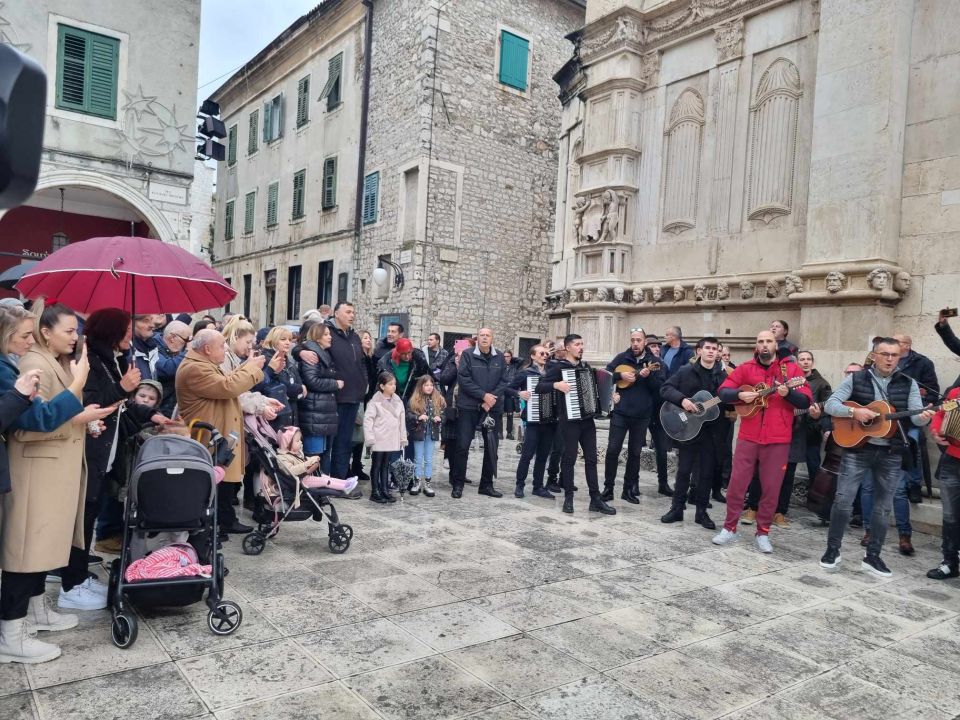 Šibenski glazbenici, usprkos kiši, zasvirali ispred Vijećnice i rasplesali Šibenčane