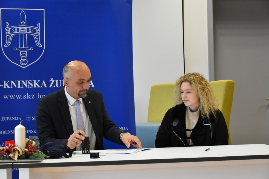 Župan potpisao ugovore s učenicima i studentima koji će primati županijske stipendije