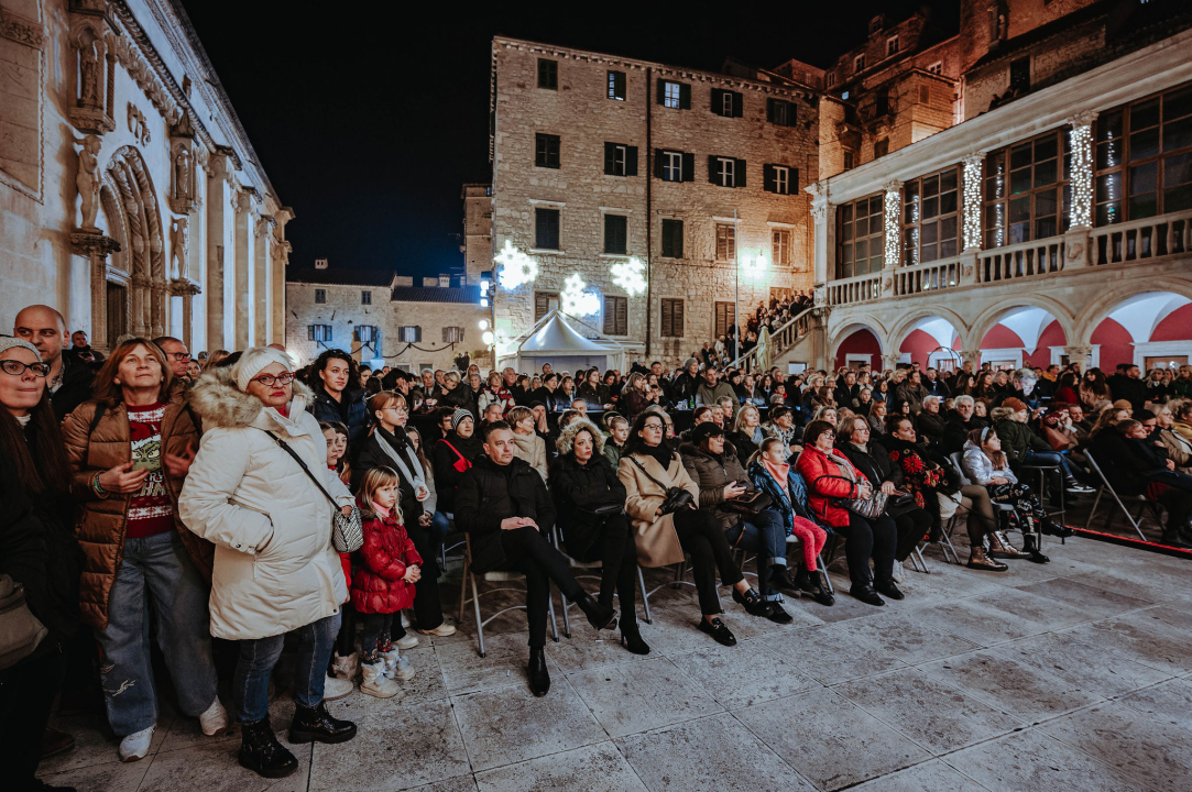 Koncert kod katedrale: Glazba svirala, Kolo pjevalo, Šibenčani uživali