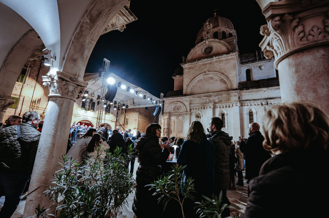 Koncert kod katedrale: Glazba svirala, Kolo pjevalo, Šibenčani uživali