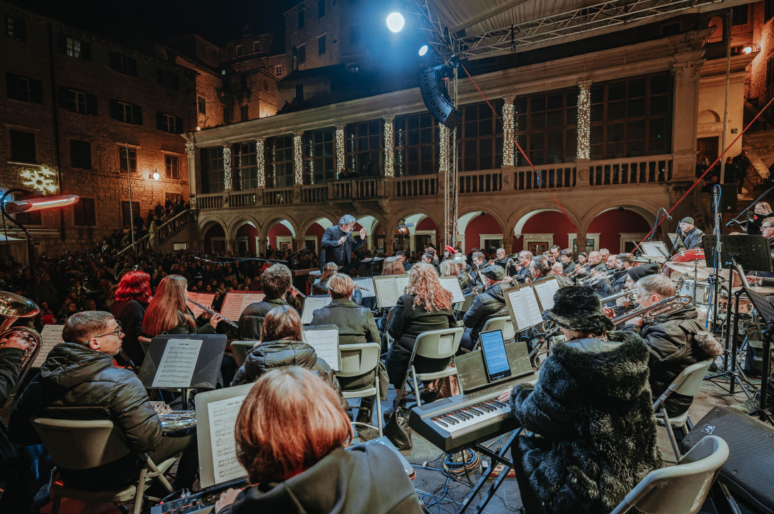 Koncert kod katedrale: Glazba svirala, Kolo pjevalo, Šibenčani uživali