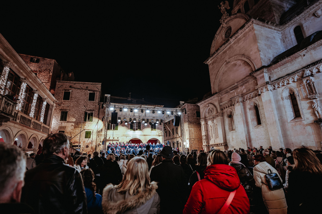 Koncert kod katedrale: Glazba svirala, Kolo pjevalo, Šibenčani uživali