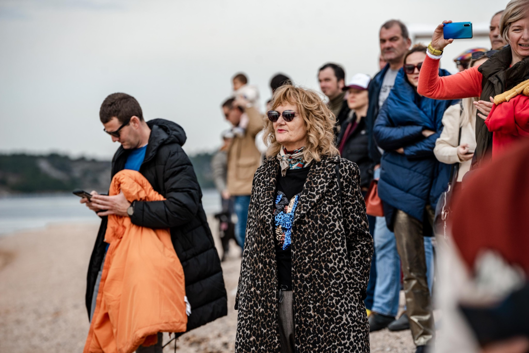 Šibenčani u retro kostimima zaplivali na Banju i obilježili 180 godina turizma u gradu