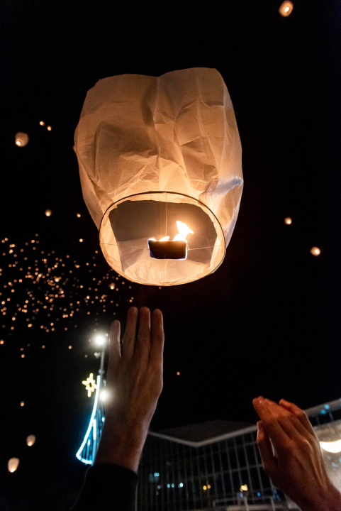 Lampioni  dobrih želja obasjali nebo iznad Šibenika