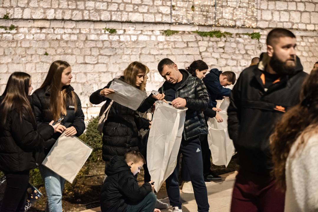 Lampioni  dobrih želja obasjali nebo iznad Šibenika
