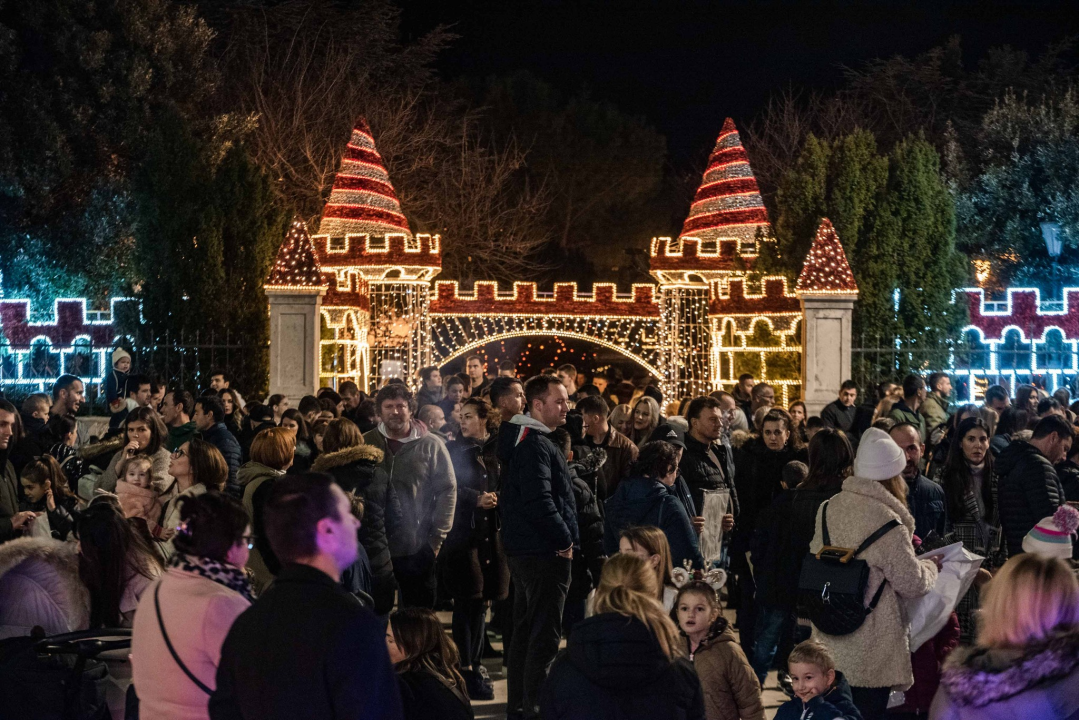 Lampioni  dobrih želja obasjali nebo iznad Šibenika