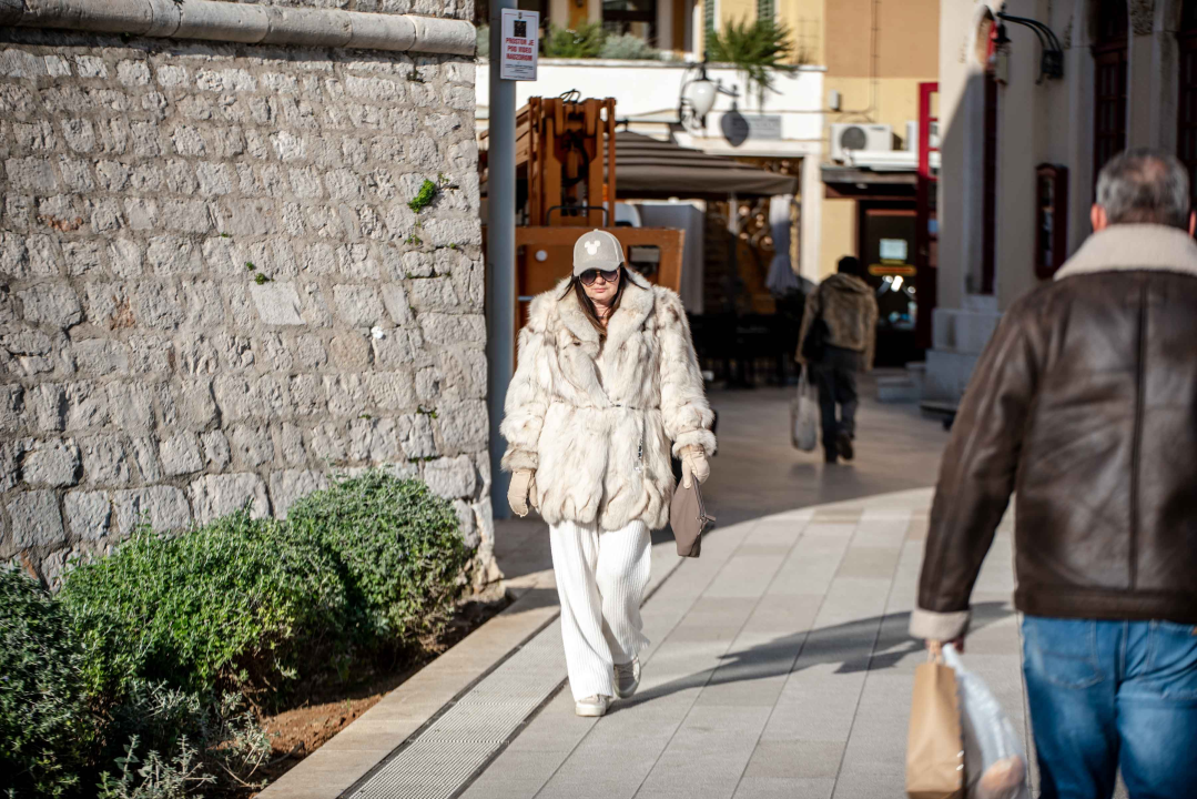 Tople jakne, krzna i kaputi: Evo što se nosi za vrijeme bure u Šibeniku!