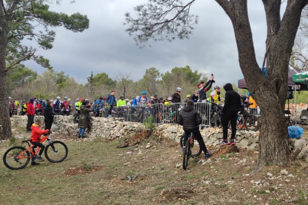 Okupilo se stotinjak natjecatelja: U Vrsnom održana rekreativna brdsko-biciklistička utrka