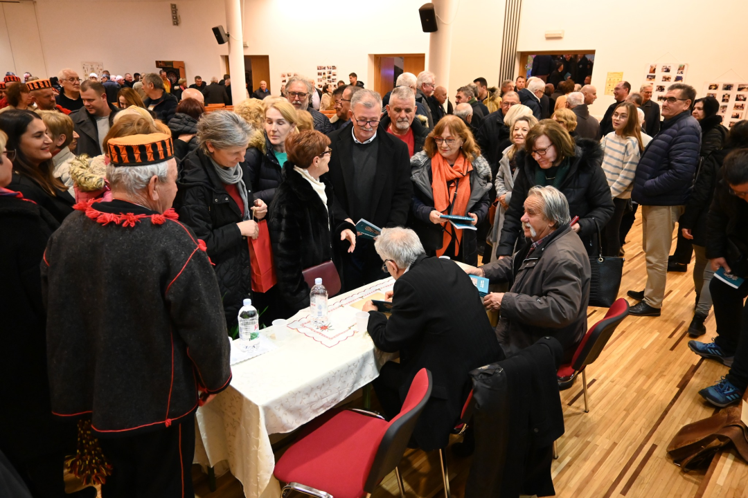 Predstavljena knjiga Frane Bilića 'Da te mogu pismom zvati'
