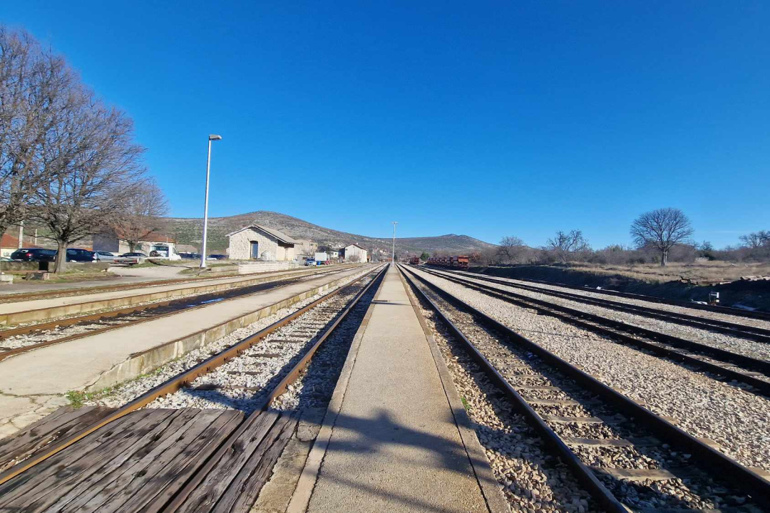 Prošetali smo po legendarnoj željezničkoj stanici Perković, koja je zapravo u Sitnom Donjem