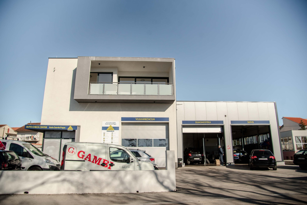 Iznajmljuje se atraktivan i prostran poslovni prostor u Ražinama!