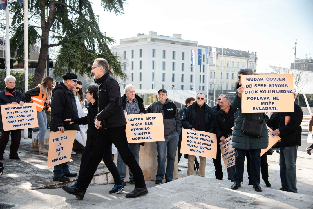 Kaprijani ne odustaju, prosvjedovali ispred gradske uprave: 'Postali smo otok-slučaj radi par usijanih glava'