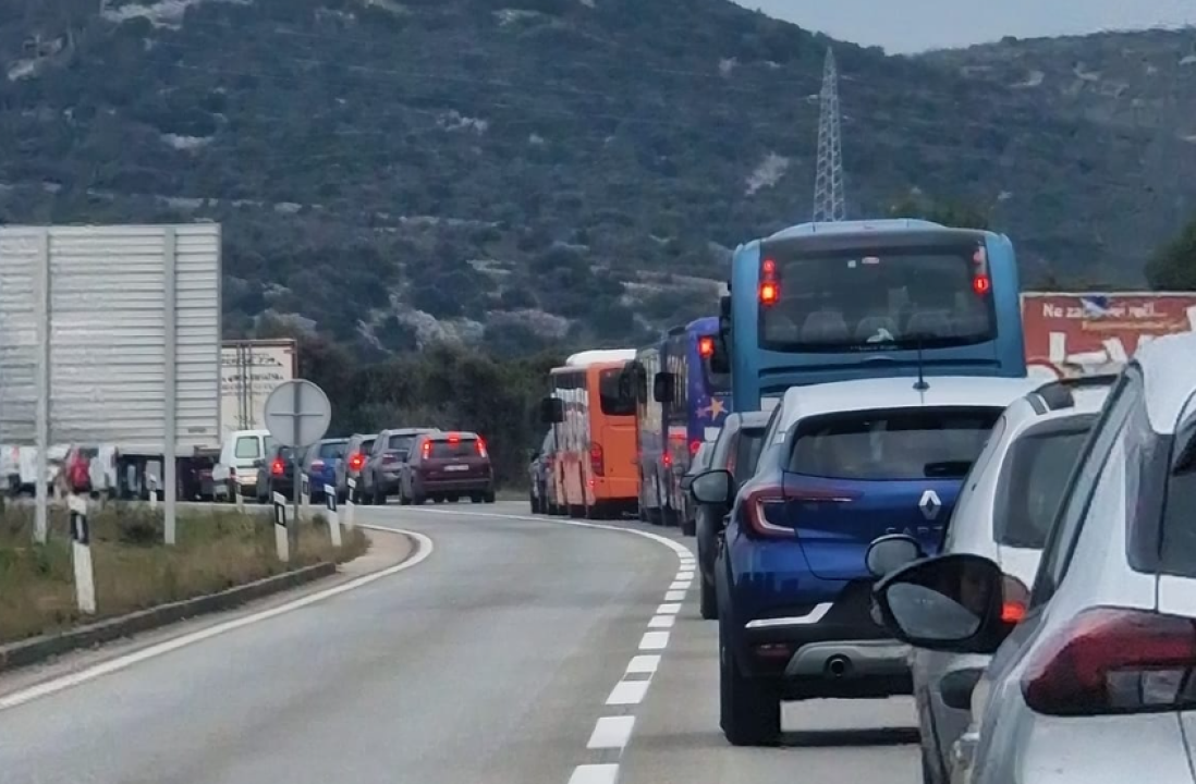 Na magistrali se stvorio 'čep', od pumpe u Njivicama do kraja mosta preko 45 minuta