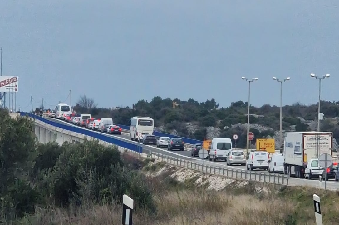 Na magistrali se stvorio 'čep', od pumpe u Njivicama do kraja mosta preko 45 minuta