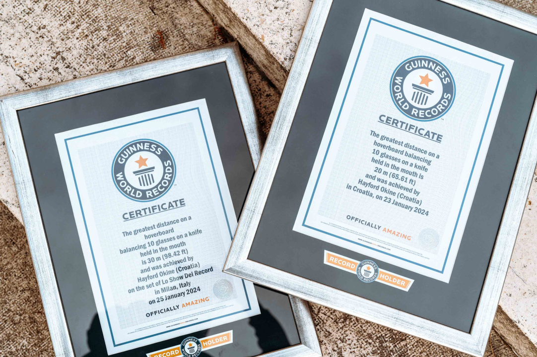 Hayford je u Šibenik donio dva Guinnessova rekorda: Vozi hoverboard balansirajući 10 čaša na nožu kojeg drži u ustima 