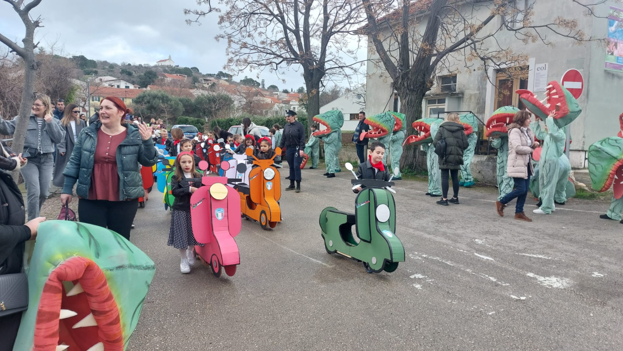 Male Bake maskama oduševile publiku u Murteru