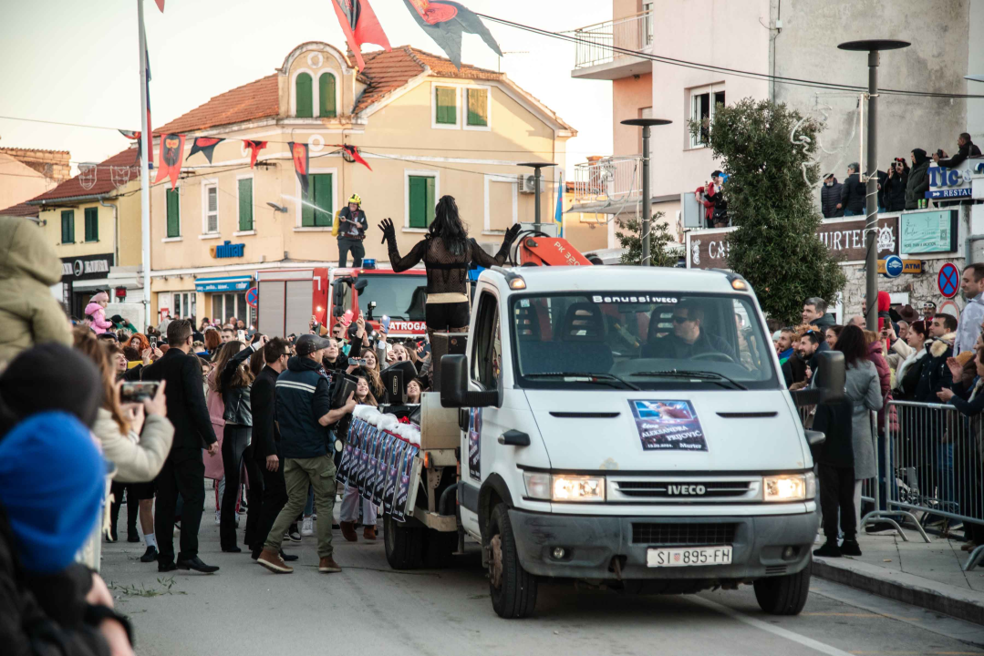 FOTOGALERIJA (1) Aleksandra Prijović nastupila u Murteru, tamo zabrana nije bilo