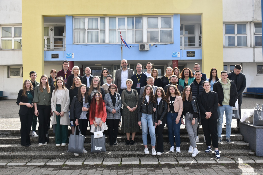 U kninskoj srednjoj školi održano regionalno natjecanje Poslovni izazov 2024. za regiju Jug