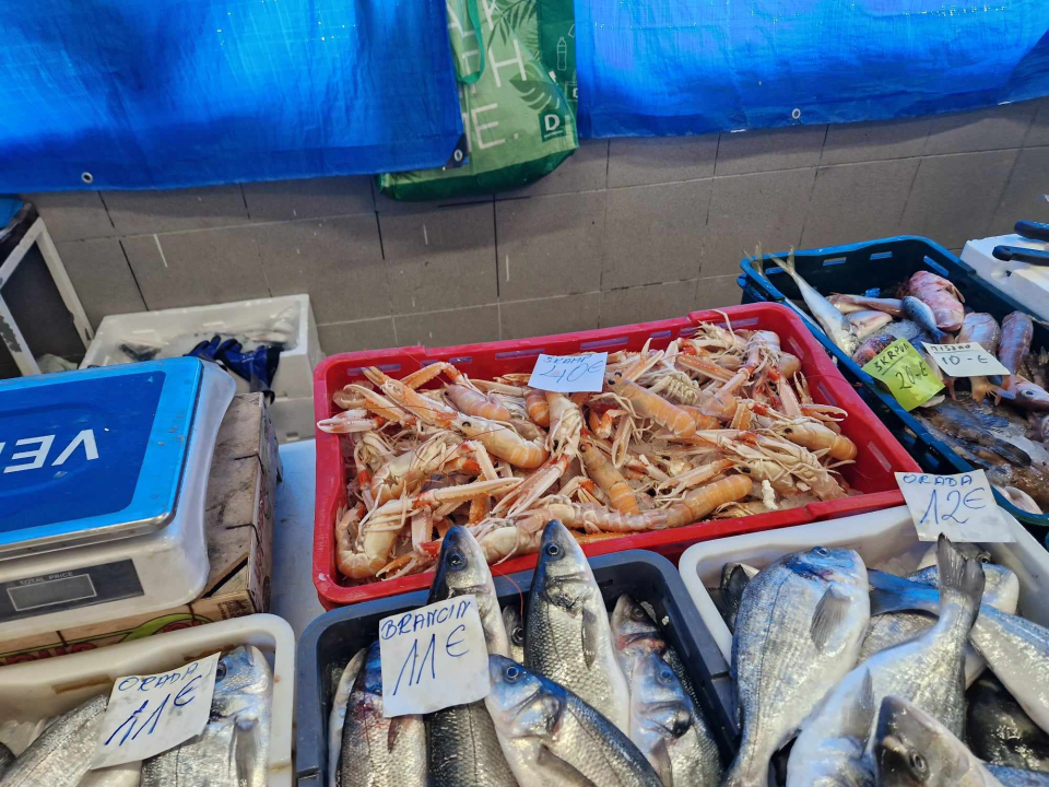 Jugo učinilo svoje: Ne baš bogata ponuda ribe na šibenskoj peškariji na Veliki petak 