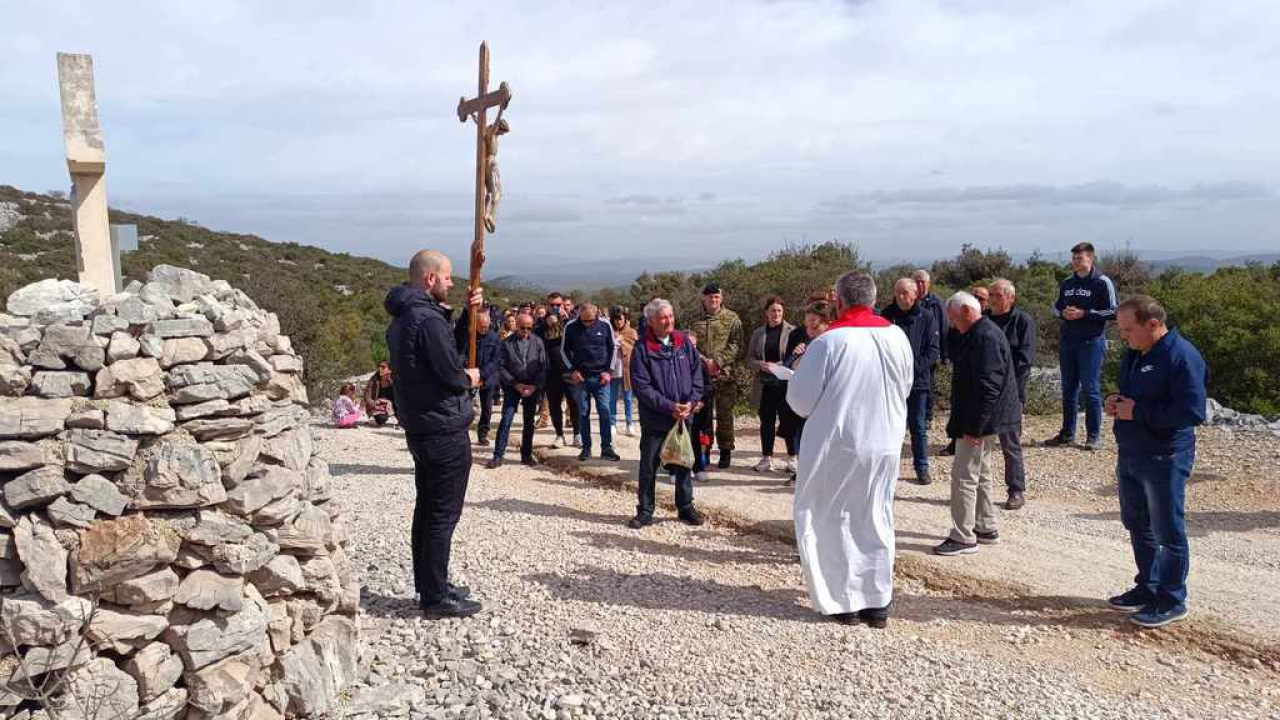 Održan Križni put Hrvatske vojske i policije na brdu Kamenjak iznad Vranskog jezera  