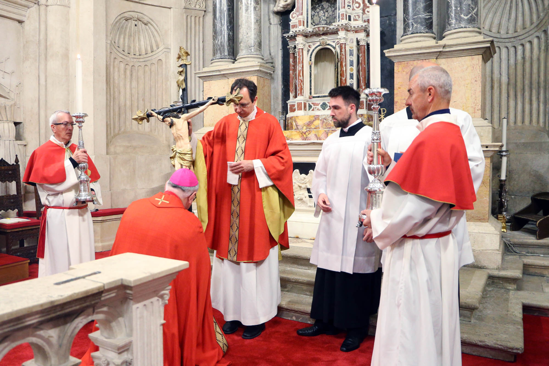 Obrede Velikog petka u katedrali sv. Jakova predvodio biskup Rogić